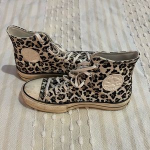 Chuck Taylor converse, women’s 9